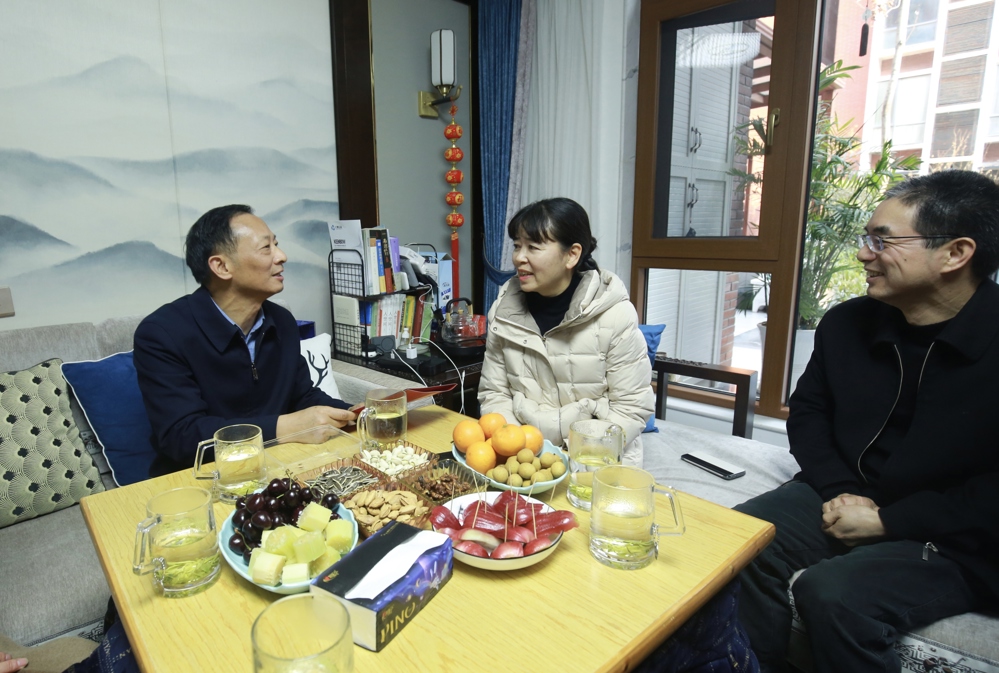 走访慰问专家