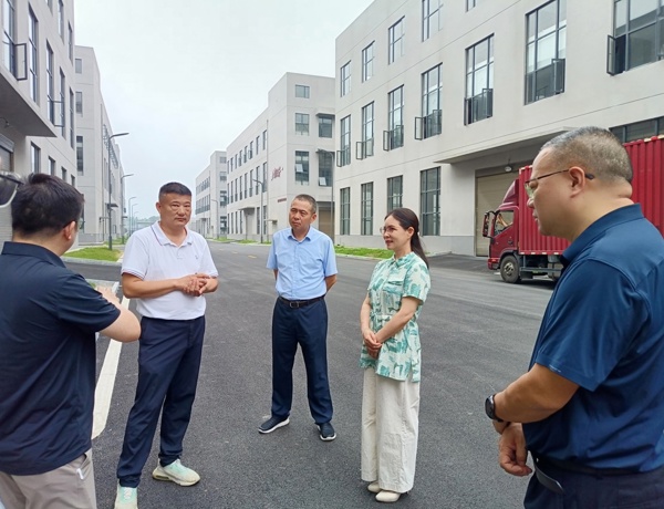 张业梅调研休闲食品和米粉产业发展情况