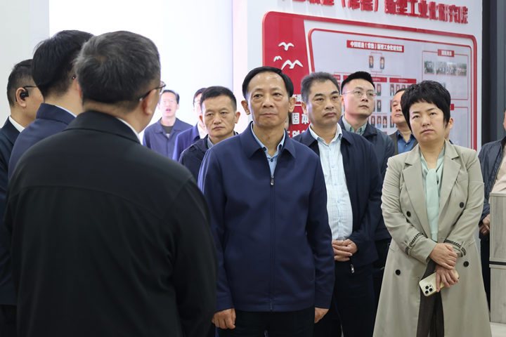 黄清宇调研武陵区数据产业工作