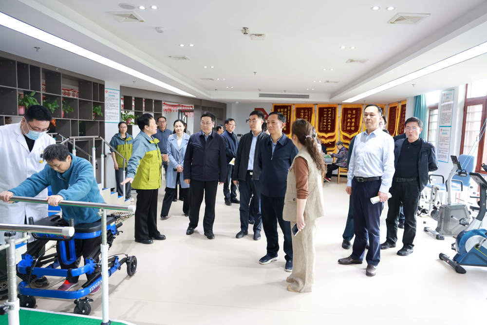 市政协召开第八届第五十二次主席会议 专题视察“老年人关爱服务产业发展”