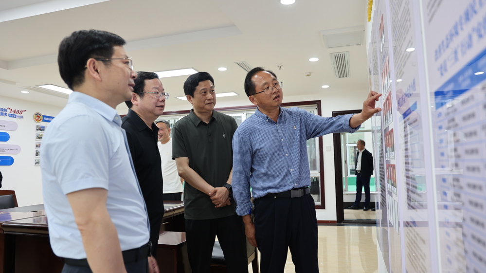 市政协领导走访调研德商之家政协委员工作室