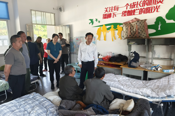 黄清宇赴石门县壶瓶山镇检查指导受灾群众转移安置工作