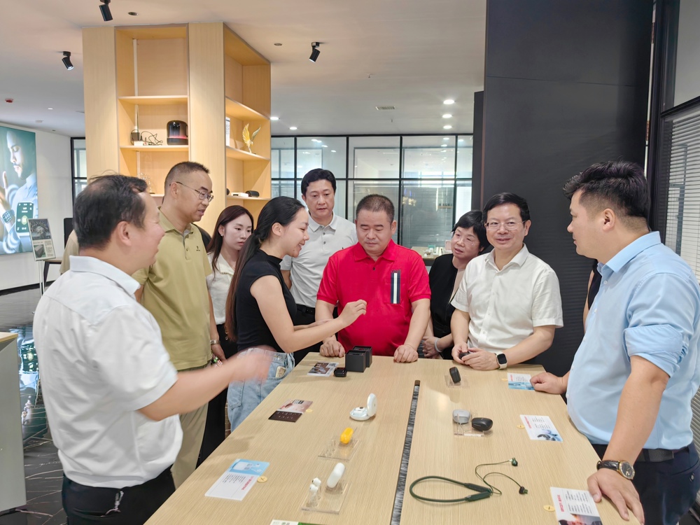 吴兴国主持召开国巡机器人来常投资考察洽谈会