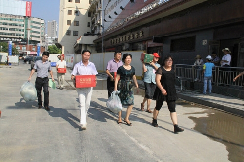 送去防暑降温物品.jpg