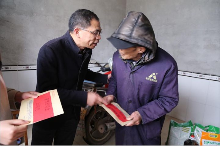 送上慰问金_副本.jpg